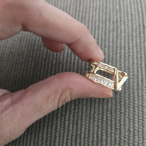 18k Dubai Fashion Gold and Silver V Initial Ring - Picture 6 of 12